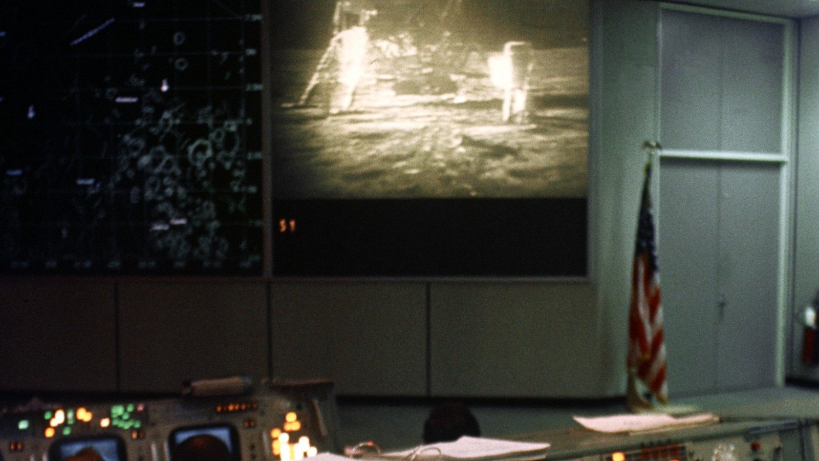 Mission Operations Control Room během návratu Apolla 11, 22. 7. 1969. Velkoplošné zobrazování v řídicím středisku využívalo projekční systémy Eidophor. Foto: NASA, Public Domain
