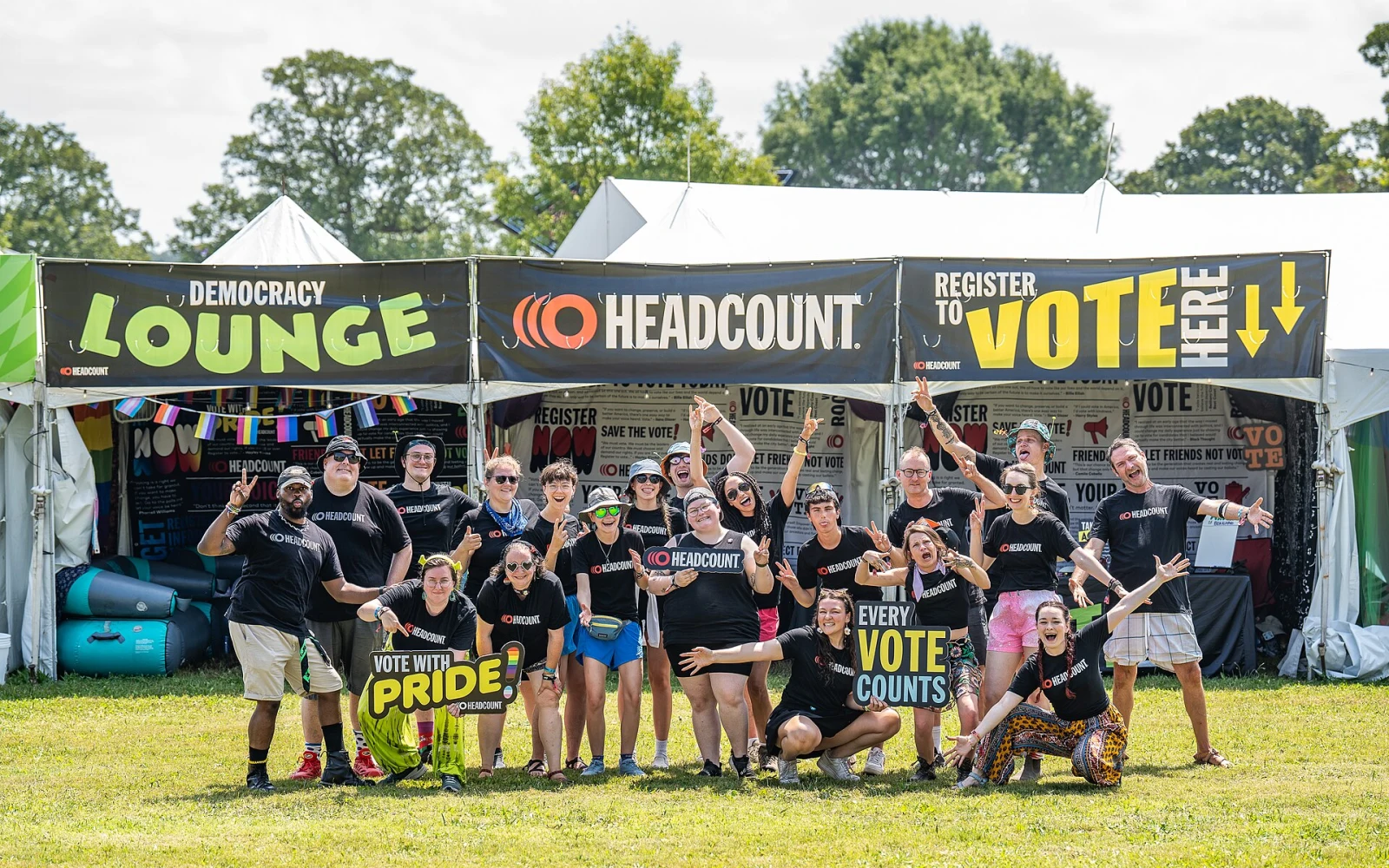 Festivalový tým stojí před informačním stanem v areálu Bonnaroo