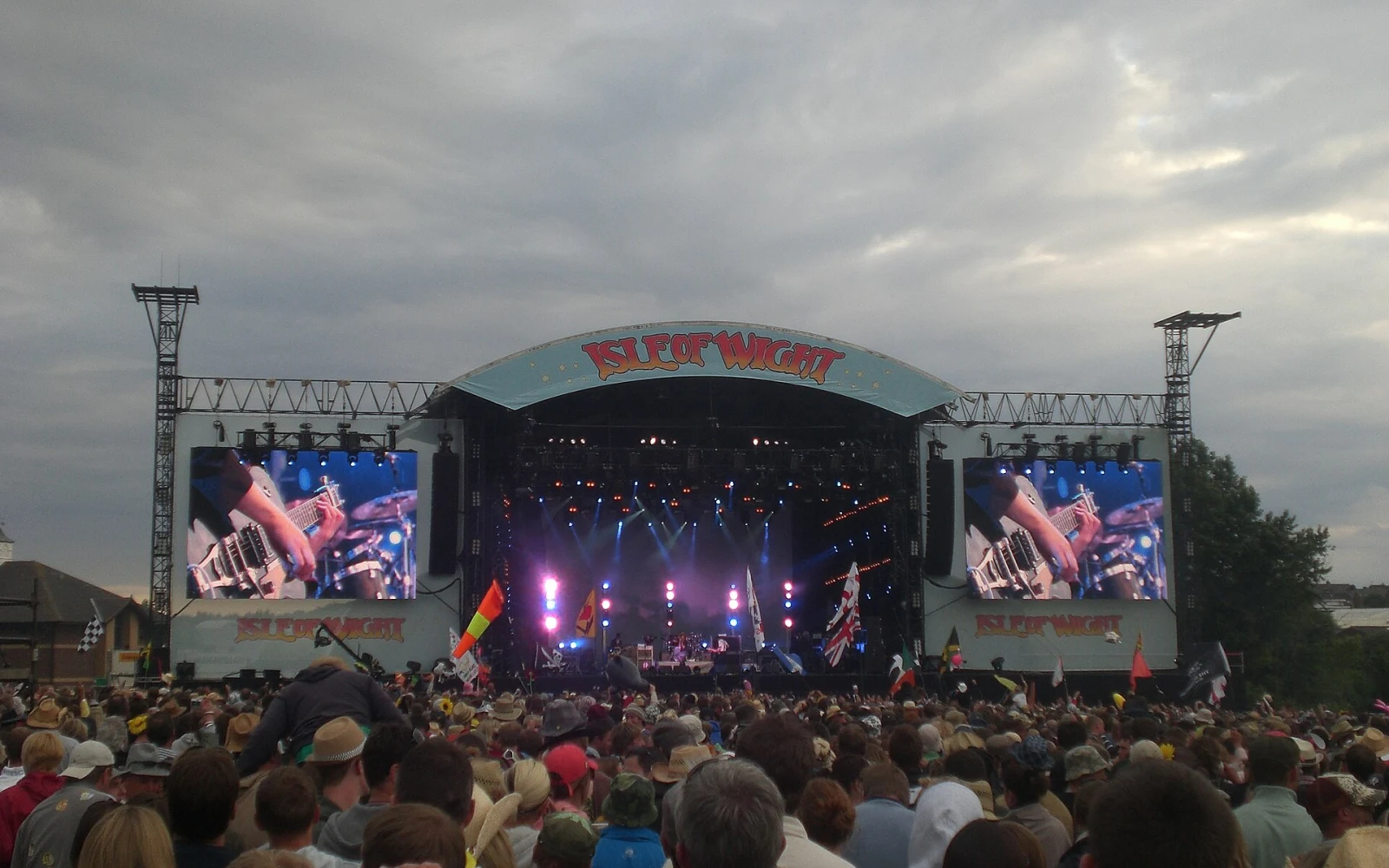 Festivalové pódium a publikum na Isle of Wight Festivalu