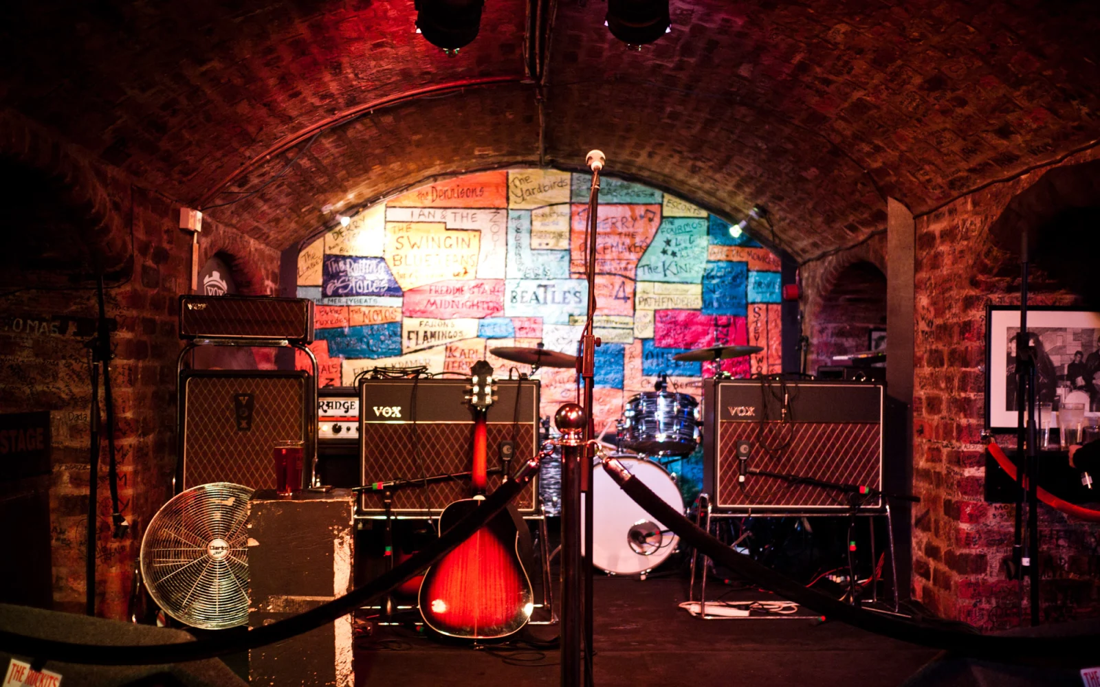 Prázdné pódium klubu Cavern připravené na koncert