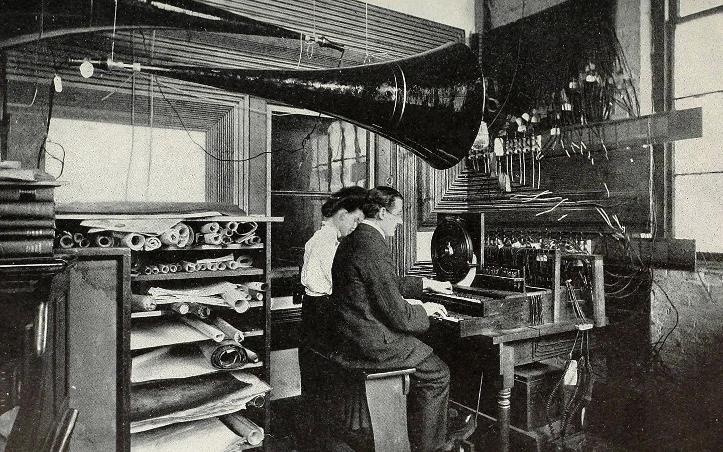Thaddeus Cahill a jeho spolupracovník u klaviatury telharmonia v dílně v Holyoke roku 1906