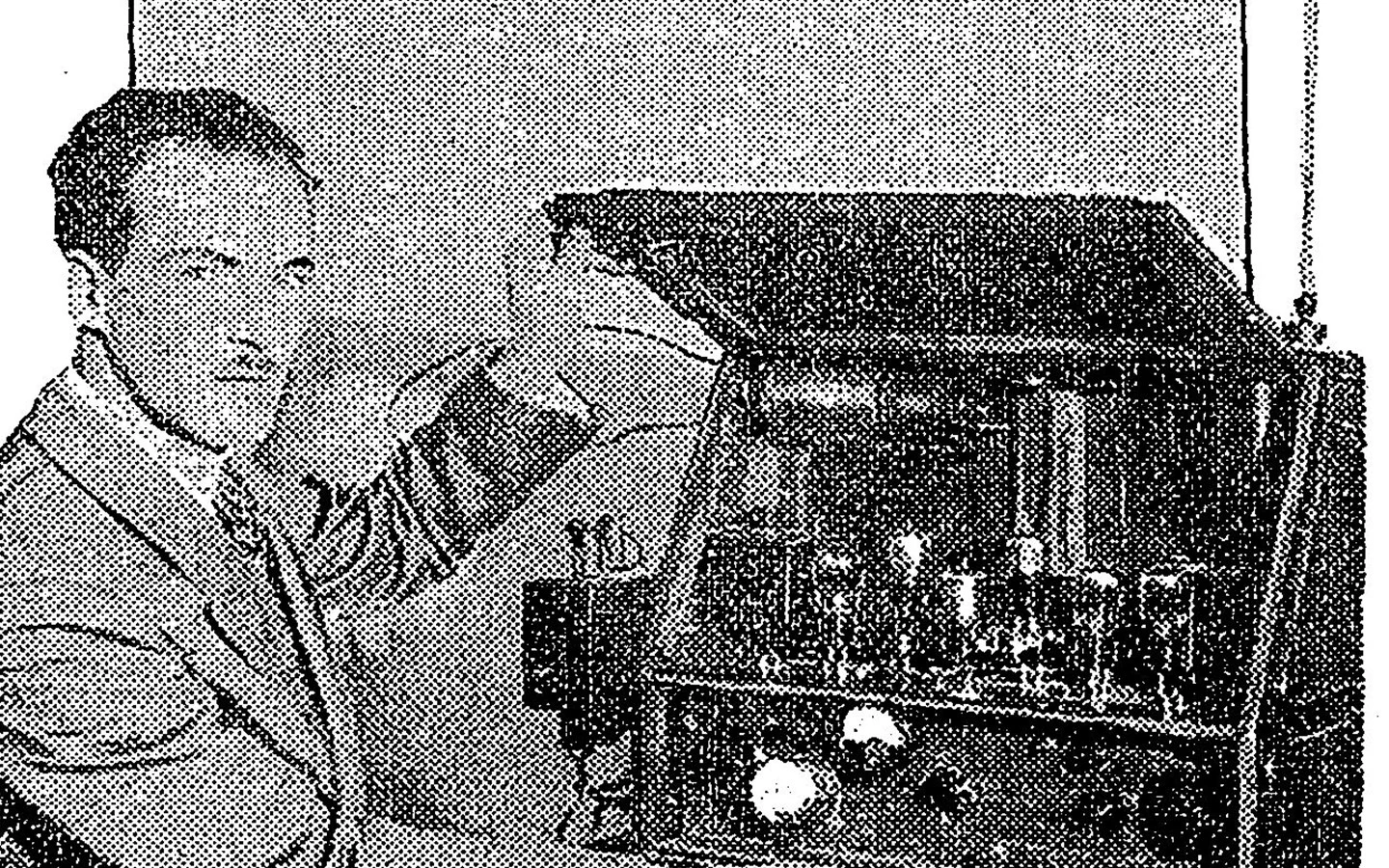 Lev Sergejevič Těrmen stojí u otevřeného thereminu s elektronkovými obvody a dvěma anténami roku 1928