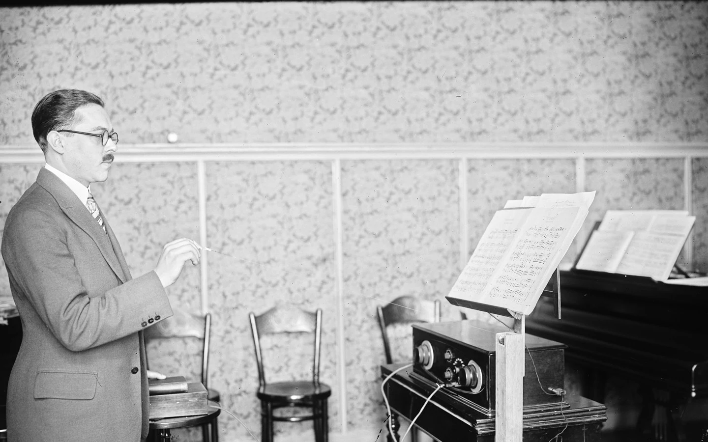 Maurice Martenot předvádí roku 1928 ranou verzi svého elektronického nástroje u klaviatury a skříně s obvody
